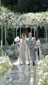 Bride and Bridesmaid hid a fan under their bouquet 💐