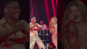 Shakira anima a su público en Hollywood