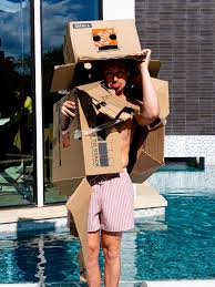 This cardboard artist is living his childhood to the fullest 🥰💕