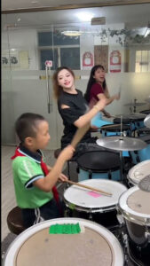 两个漂亮姐姐和乖巧弟弟的激情演奏~#架子鼓 #女鼓手 #北国之春 #根本停不下来 #打鼓 #妞妞架子鼓